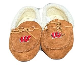 Wisconsin Badgers Slippers Men's M 9/10 Medium‎ Moccasin Style Faux Suede Sherpa